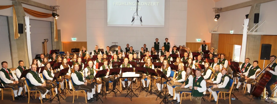 ‘Trachtenmusikkapelle Trautmannsdorf auf der Bühne’