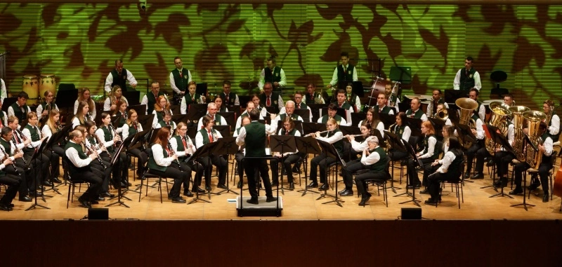 Trachenmusikkapelle auf der Bühne